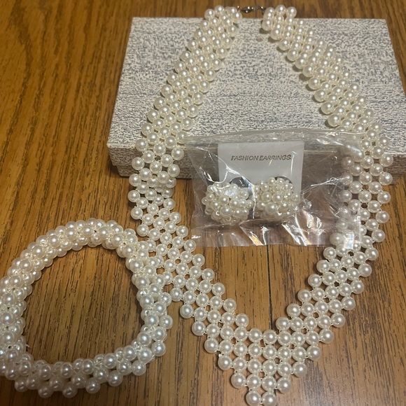 Chic Pearl Jewelry Set - Picture 3 of 6
